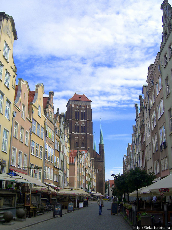 В конце улицы видна башня Костела Гданьск, Польша