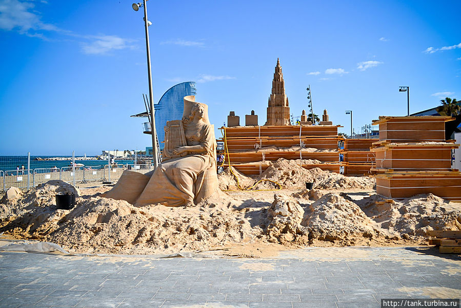 Обойдя порт с левой стороны, мимо музея истории Каталонии, пришли на набережную.
На набережной умельцы творят из песка, умопомрачительные скульптуры.