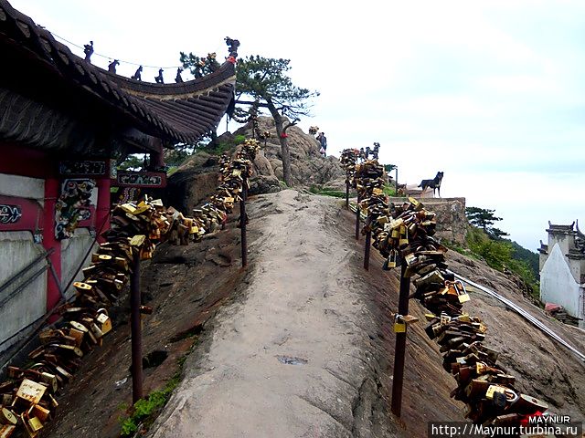 Свадебные замки на счастье Китай