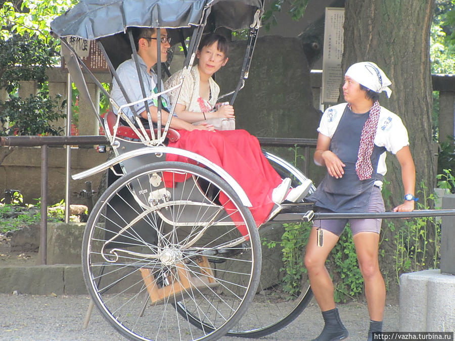 Рикши на территории Храма Токио, Япония