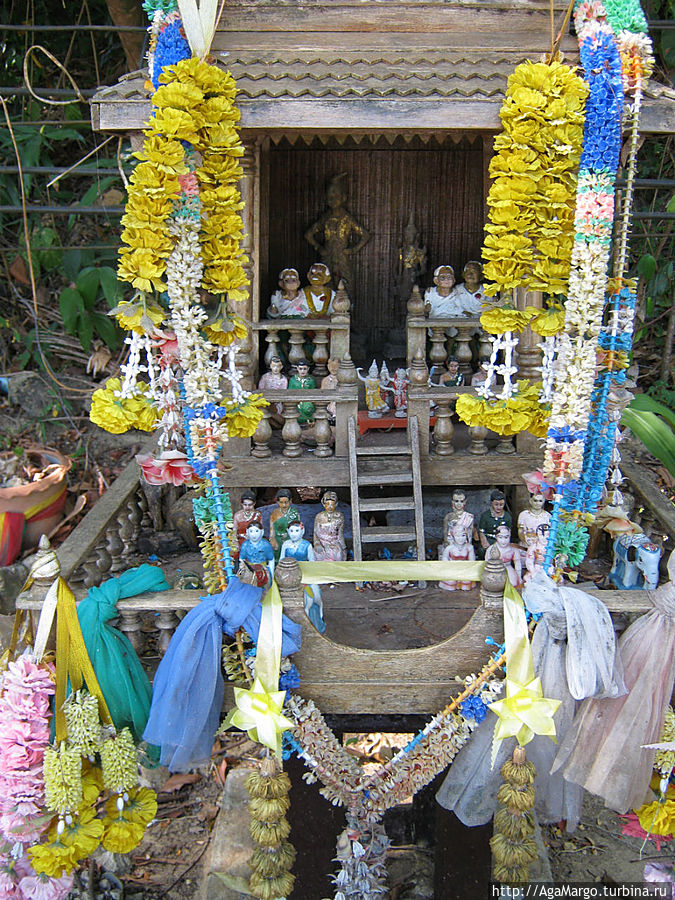 Типичная картина. Домик с дарами и фигурками с надеждой задобрить богов Таиланд