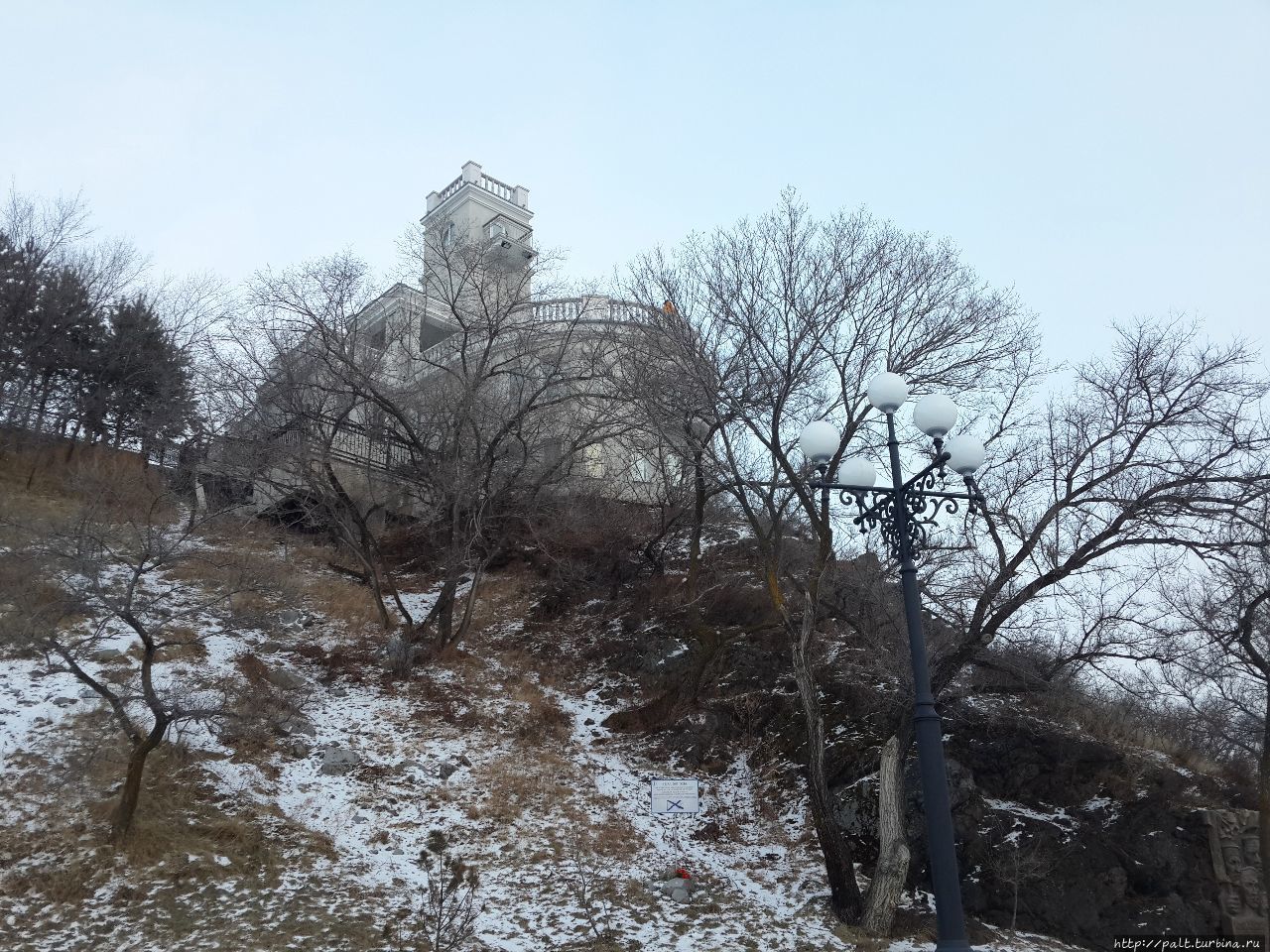 Знаменитый амурский Утес выглядит совсем по-владивостокски: хабаровский снег на нем почти не виден Хабаровск, Россия
