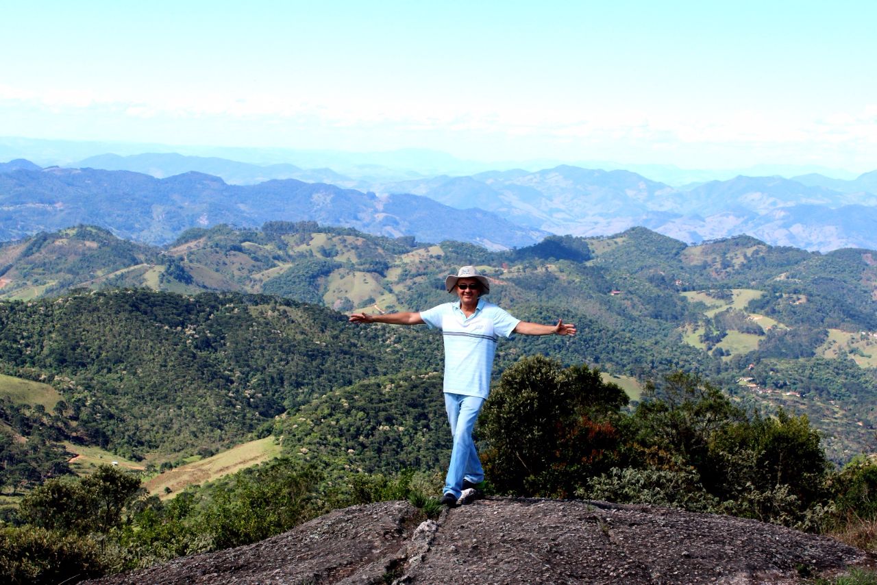 На вершине Pedra do Forno. Когда-то этот вертикальный слой горных пород был горизонтальным. Гонсалвис, Бразилия