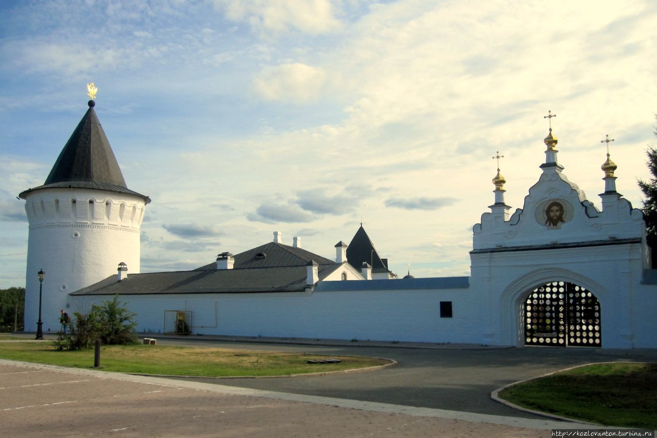 Вид на Орловскую круглую башню и Северные святые ворота Кремля. Тобольск, Россия