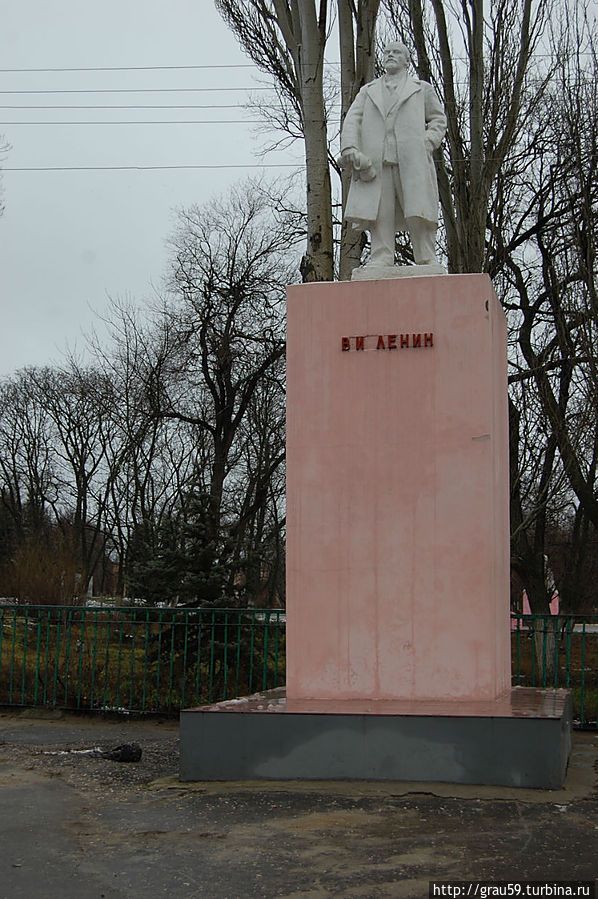 Памятники у ограды Парка-музея Аткарск, Россия