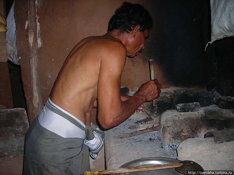 Трубочкой Сирипала раздувает огонь