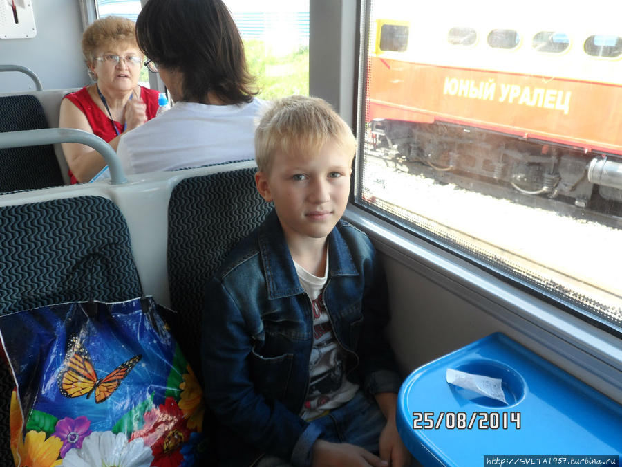 Скорый поезд набирает путь Екатеринбург, Россия