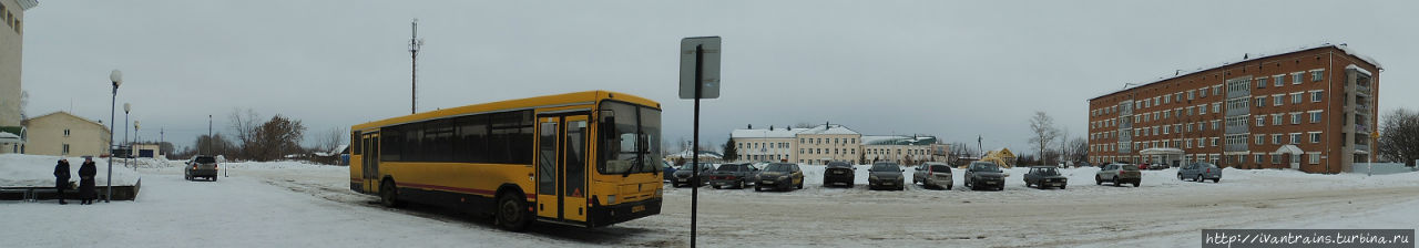 Панорама привокзальной площади и автобуса, на котором я уехал в Ижевск. Агрыз, Россия