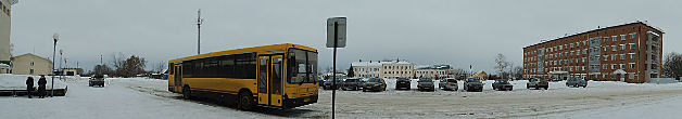 Панорама привокзальной площади и автобуса, на котором я уехал в Ижевск.