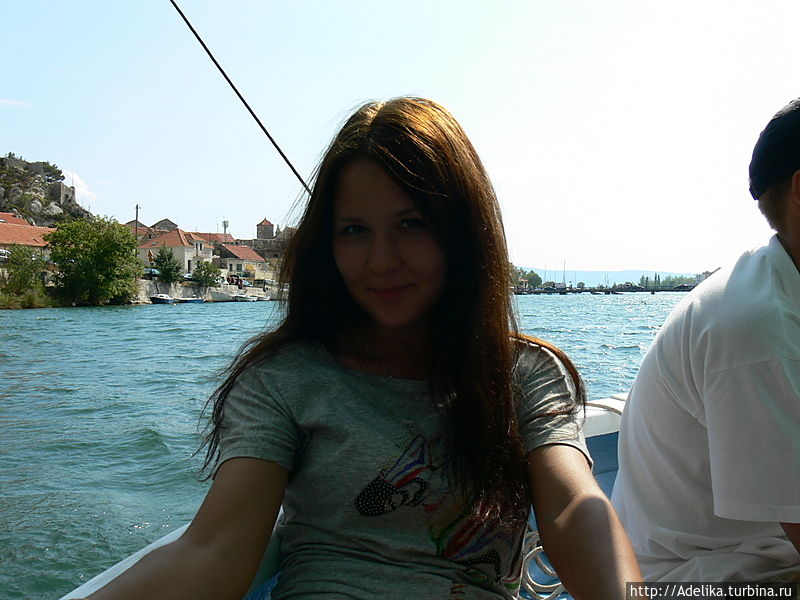мы поехали на кораблике по реке. КАПИТАН даже дал мне порулить=D Омиш, Хорватия