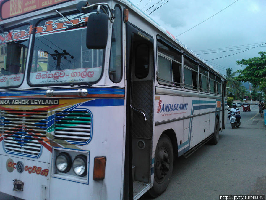 Вот такие разукрашенные местные автобусы. Хиккадува, Шри-Ланка