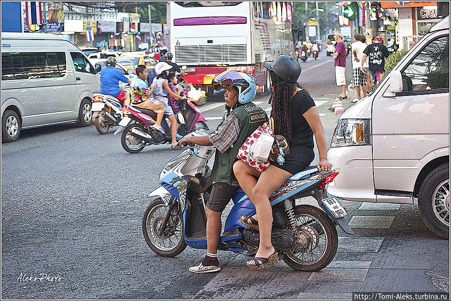 Тайцы так привыкли к мотоциклам, что ездят на них в любых позах...
* Паттайя, Таиланд