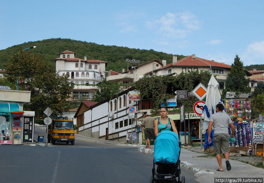 Почти уснувшая торговая улочка Свети-Влас, Болгария