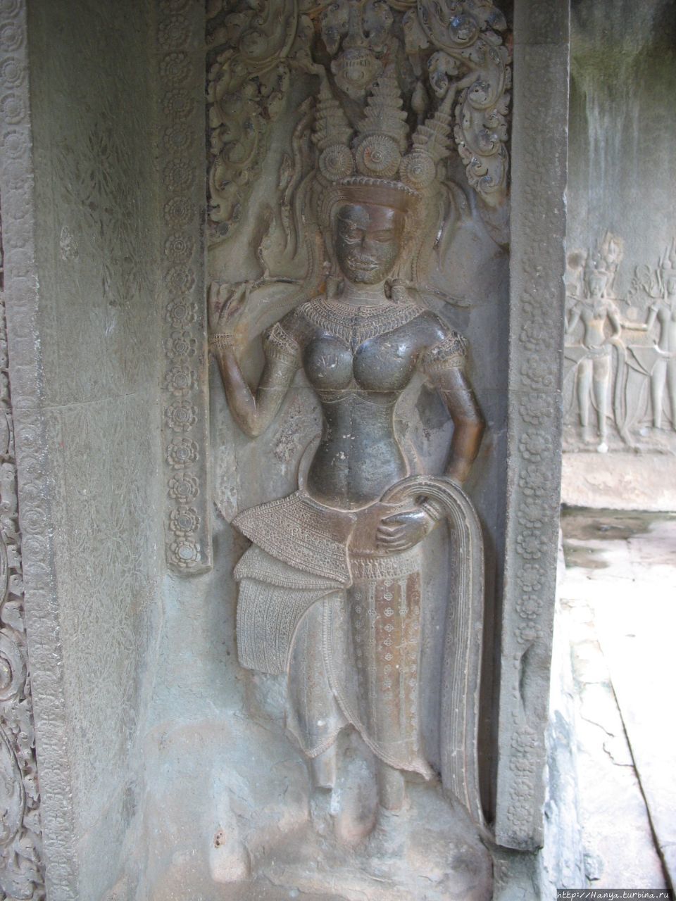 Ангкор Ват. Рельефная резьба небесных Апсар в портике главных входных ворот Ангкор (столица государства кхмеров), Камбоджа