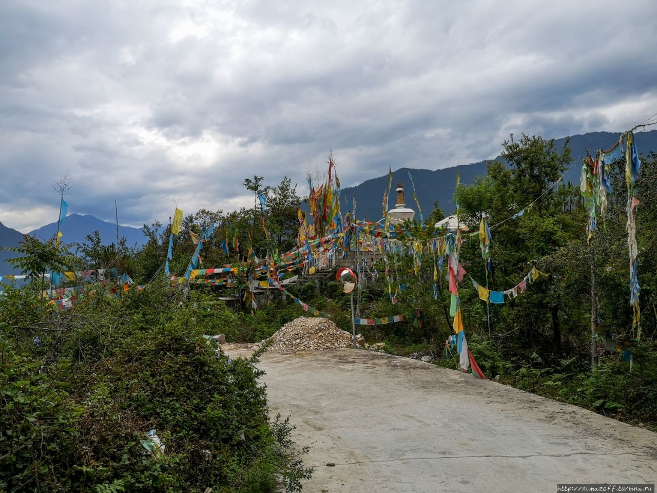 Смотровые площадки над ущельем реки Салуин текущей из Тибета