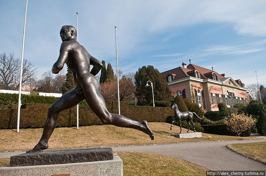 Финский бегун, Пааво Нурми, завоевавший наибольшее количество медалей в легкой атлетике. В Турку стоит такой же памятник Лозанна, Швейцария