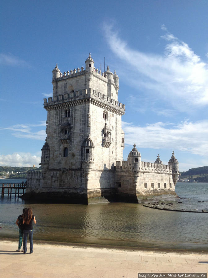 Беленская башня (порт. Torre de Belém — «башня Вифлеема») — укреплённое сооружение (форт) на острове в реке Тежу в одноимённом районе Лиссабона. Построена в 1515—1521 годах Франсишку ди Аррудой в честь открытия Васко да Гама морского пути в Индию и служила поочерёдно небольшой оборонительной крепостью, пороховым складом, тюрьмой и таможней. Лиссабон, Португалия