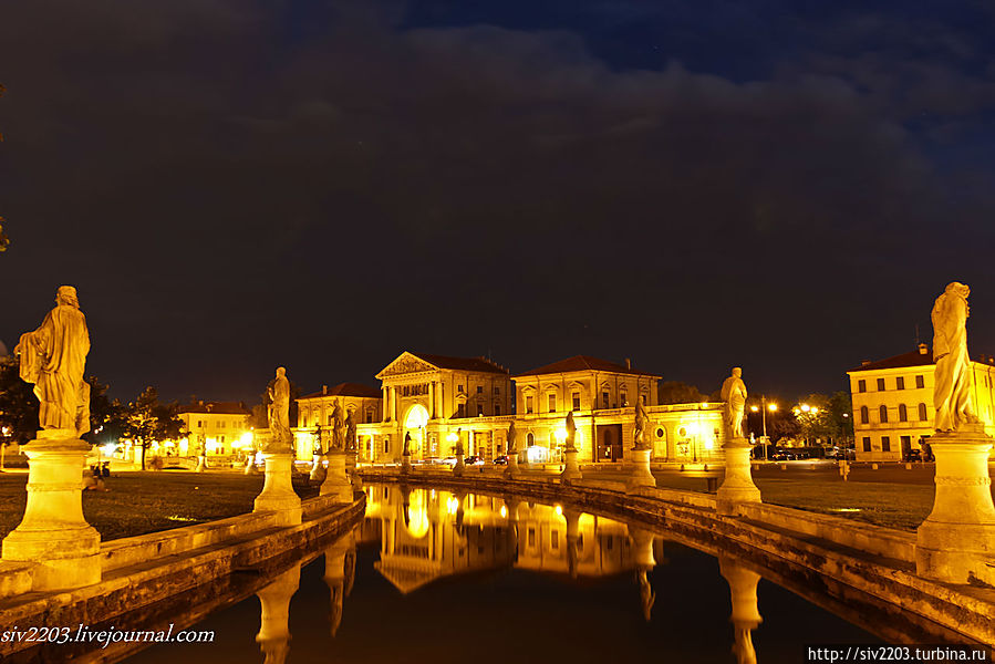 попросту заблудились и искали дорогу в хостел.