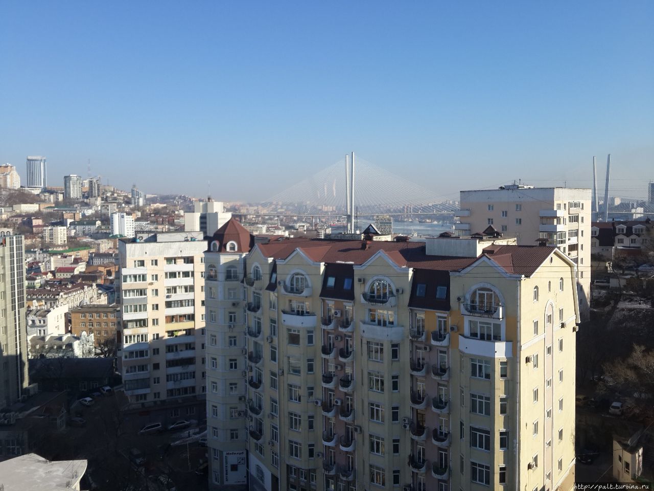 Владивосток — город, где из окон первого этажа можно смотреть в окна десятого Владивосток, Россия