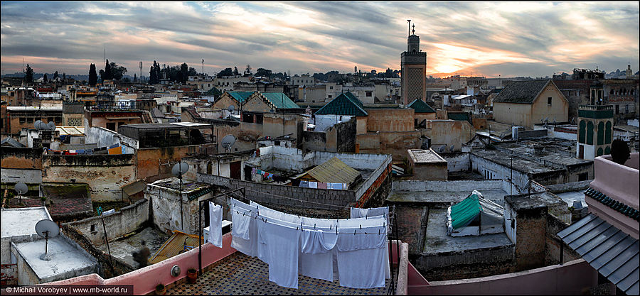 На крышах сушат белье Фес, Марокко