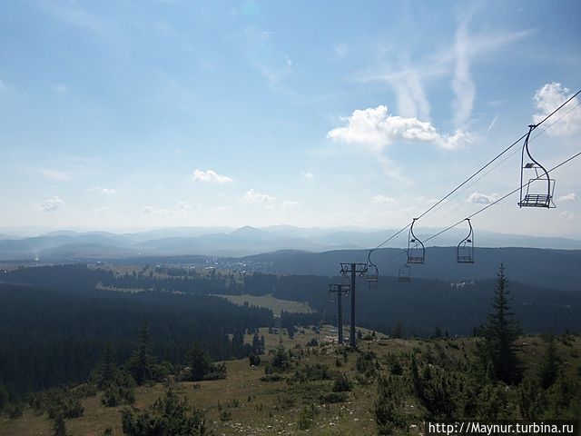 Канатка ,но не понятно .для чего.Наверху только ресторан.