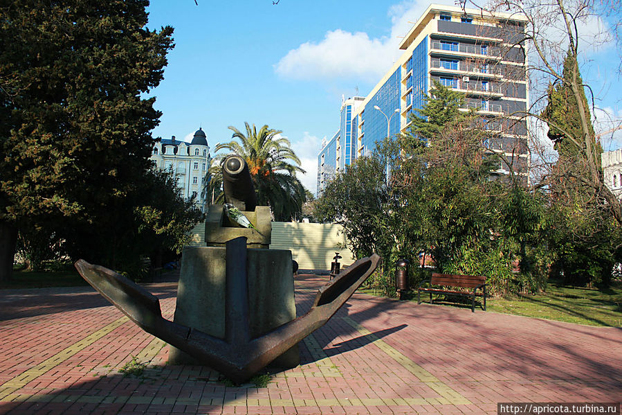 небольшая площадь возле Маринс Парк Отель и Александрийского маяка Сочи, Россия