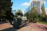 небольшая площадь возле Маринс Парк Отель и Александрийского маяка