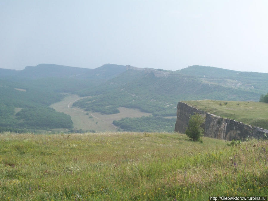 Пещерный город Бакла в июле перед грозой Скалистое, Россия