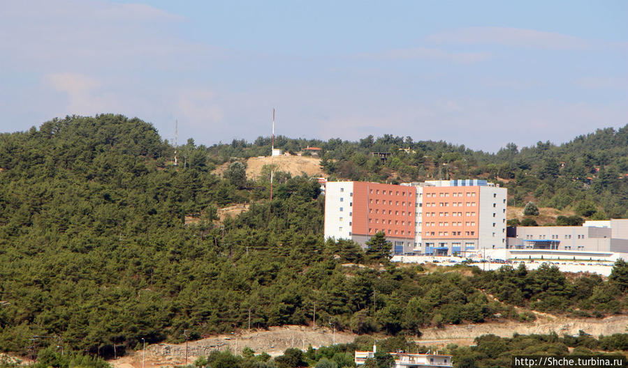 отель рядом с новой городской больницей на холме (больницу видим, отель спрятался в соснах:) Кавала, Греция