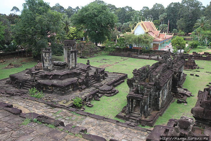 Храм Баконг. Справа — длинное узкое здание 4х25, построенное позднее и служившее хранилищем.  Фото из интернета Ангкор (столица государства кхмеров), Камбоджа