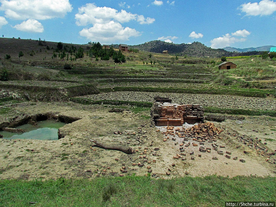 где позволяют условия, местные кустарным способом изготавливают кирпич Провинция Фианаранцуа, Мадагаскар