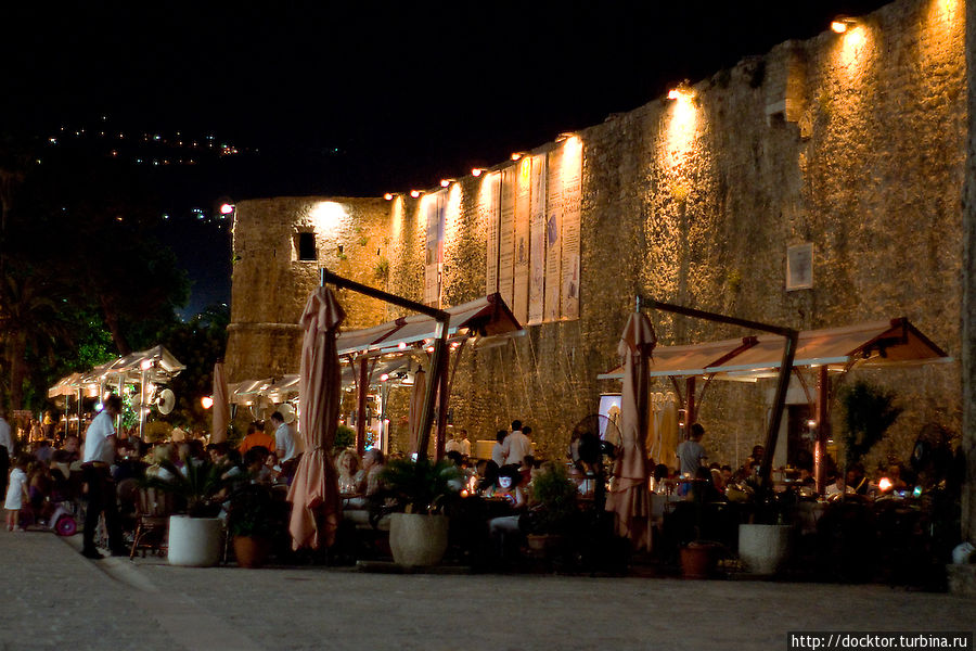 Вечером у стен Старого Града жизнь оживляется Будва, Черногория