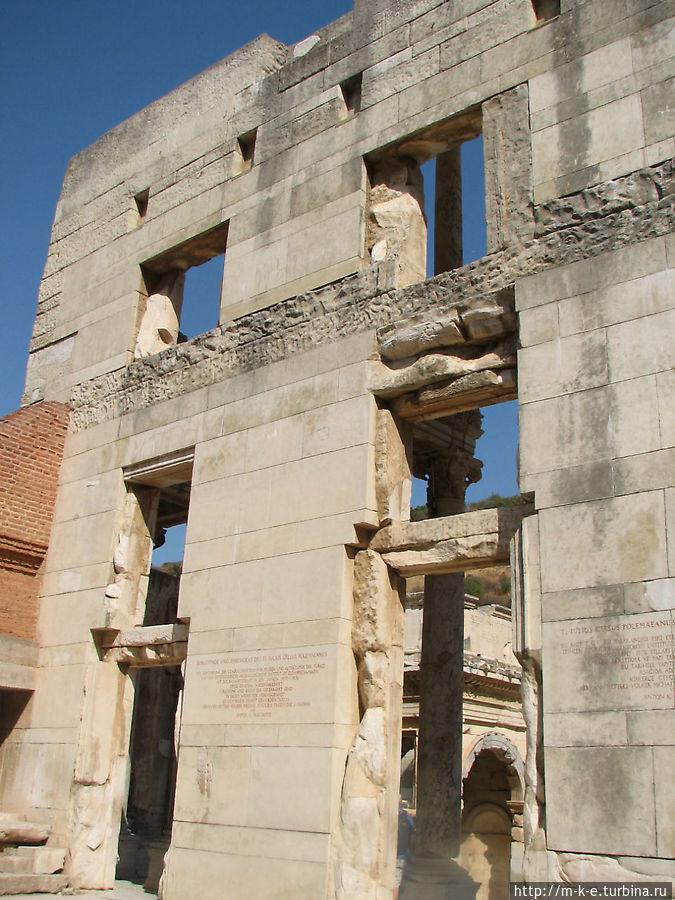 Стена библиотеки . Вид изнутри.