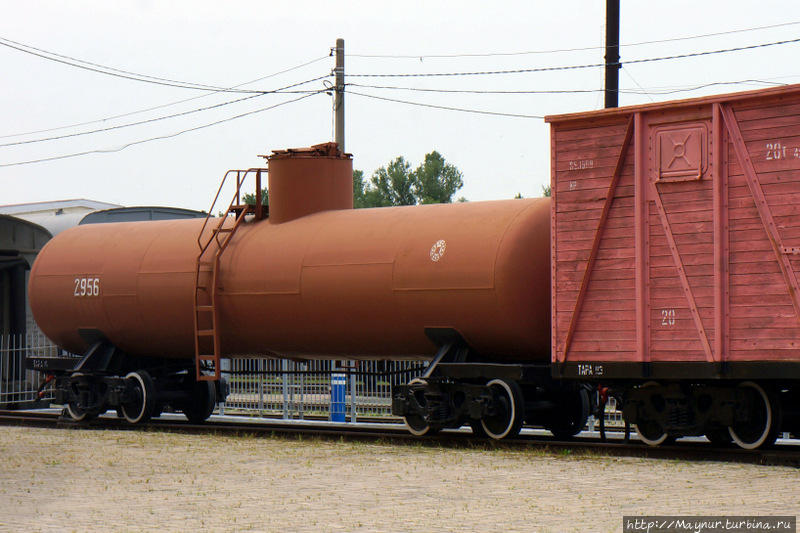 Четырехосная  цистерна  для  перевозки  нефтепродуктов.  Построена  в  1955 г. на  Демиховском  машиностроительном  заводе.  Передана  в  музей  в  2007 г. Южно-Сахалинск, Россия