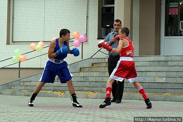 Свою   подготовку   и   выучку   показывают   боксеры.  
Это   не   новички,    а   призеры   многочисленных    соревнований. Южно-Сахалинск, Россия