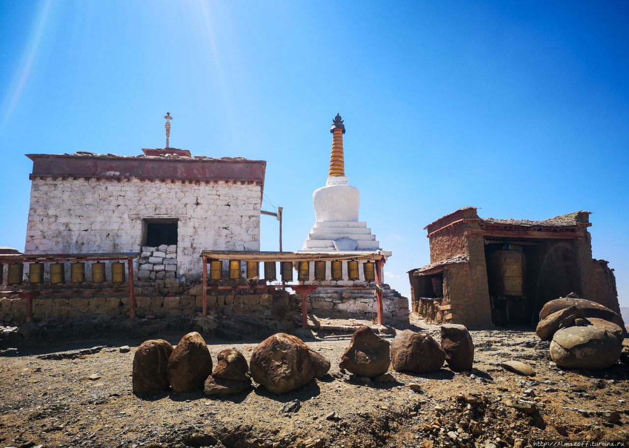 Один из самых старых буддийских храмов Тибета Джонгба, Китай