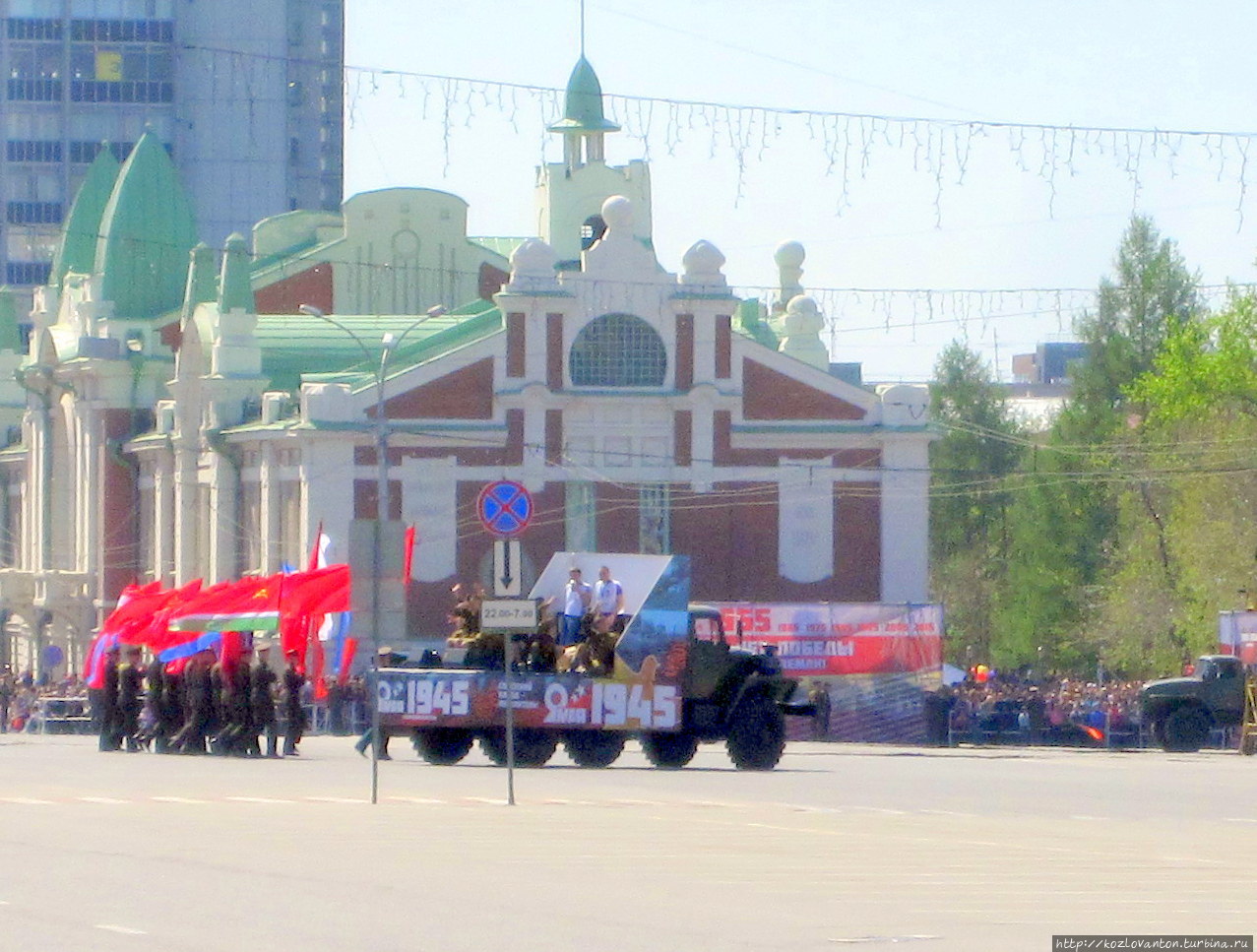 После парада по площади разъезжаются 7 машин с артистическими бригадами. Новосибирск, Россия