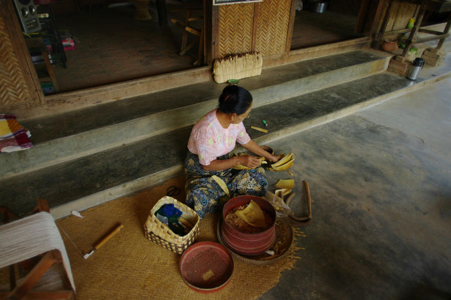Пожилые крестьянки заготавливают себе сигары на зиму Баган, Мьянма