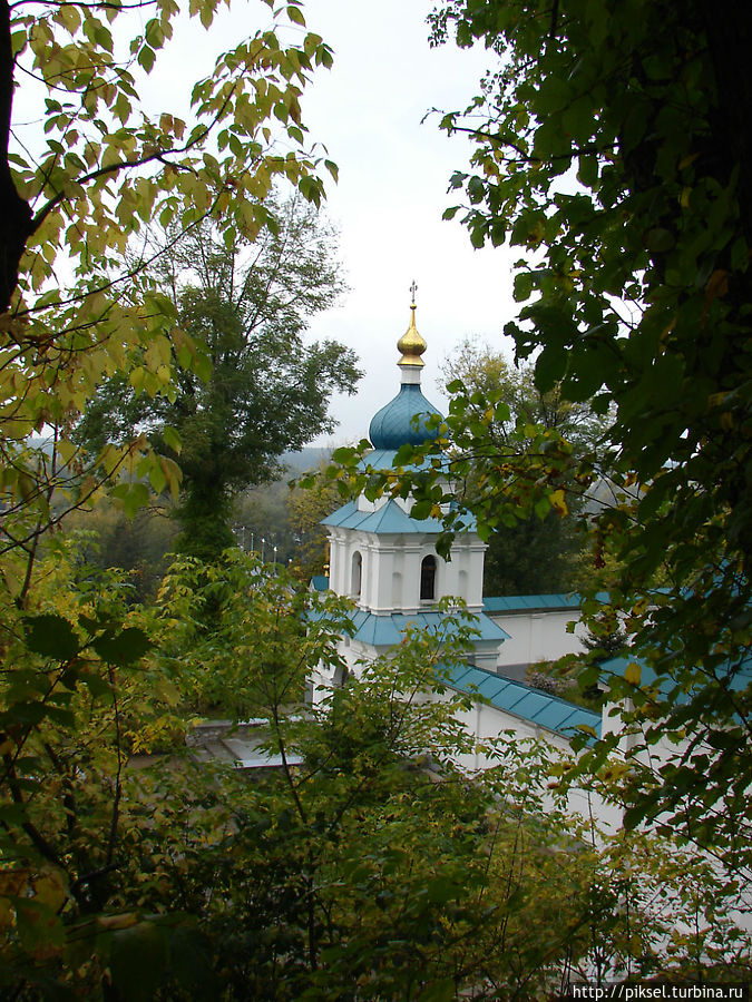 Колокольня с оградой мемориальной зоны кладбища XIX века возле храма Антония и Феодосия Печерских Святогорск, Украина