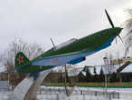 Мемориал в виде боевого аэроплана времен Второй Мировой войны (1939-1945 гг.) 