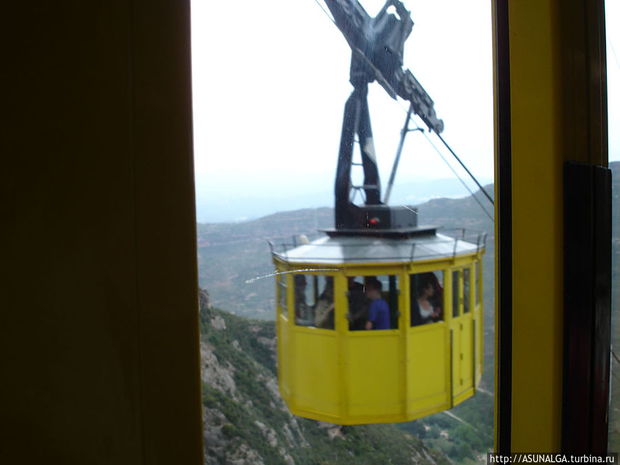 Всего в 50 километрах от Барселоны, в центре натурального парка, на вершине горы, находится одна из главных достопримечательностей Каталонии, ее гордость и святыня, монастырь Монтсеррат. Монтсеррат – достопримечательность с особым смыслом. Недаром, сюда, кроме многочисленных туристов, стекаются еще и паломники со всего мира, а также спортсмены, охотники и просто любители острых ощущений.