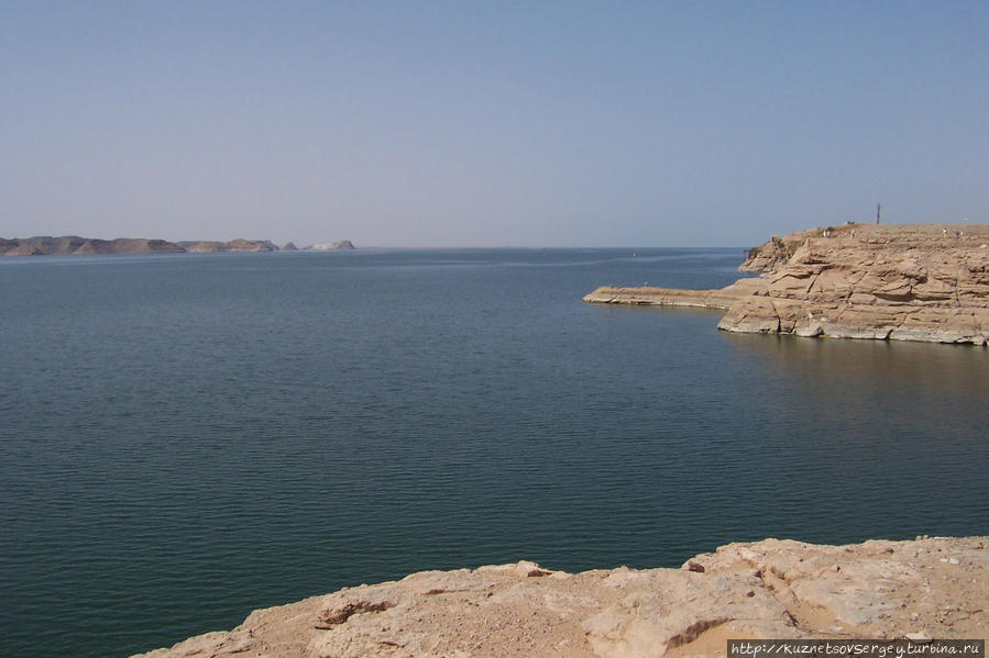 Берег озера Насера Абу-Симбел, Египет