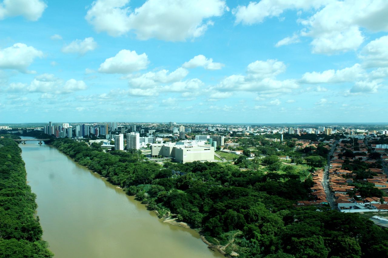 Вид с панорамной площадки в юго-восточном направлении Терезина, Бразилия