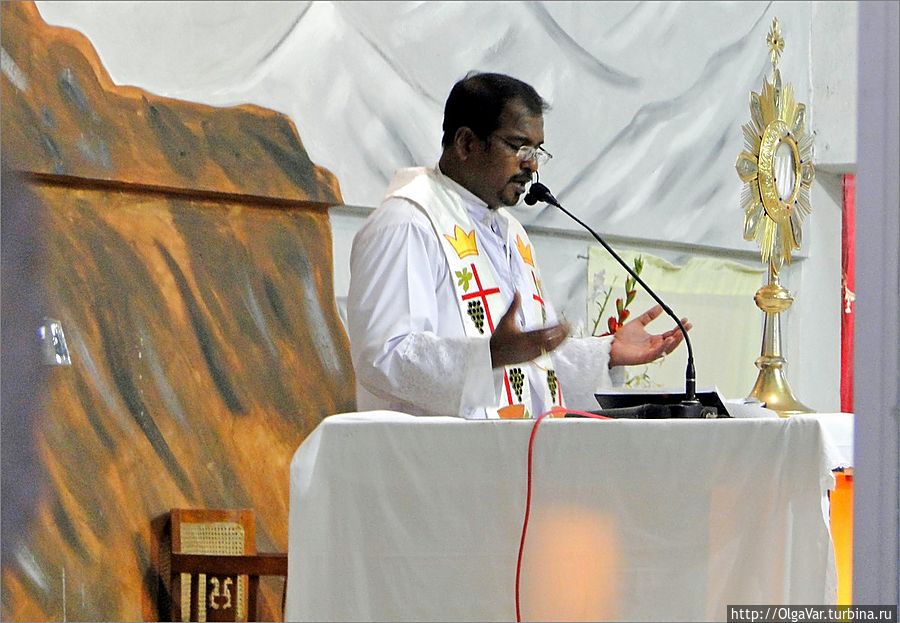 Местный батюшка христианской церкви тоже весь в белом. Здесь черных сутан, как у наших попов, ни разу не видела. Оно и глазу приятней, стоит, как ангел, хотя весь черный сам...