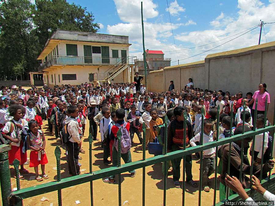 Младшая школа маленького городка. Конец учебного дня Амбатулампи, Мадагаскар