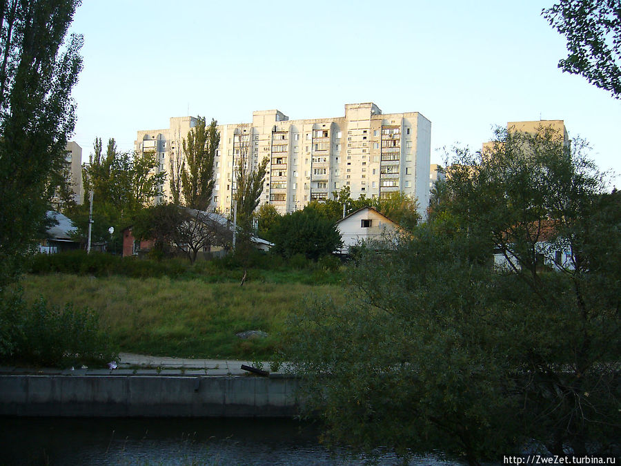 В южных городах на окраинах многоэтажки соседствуют с частными домами Симферополь, Россия