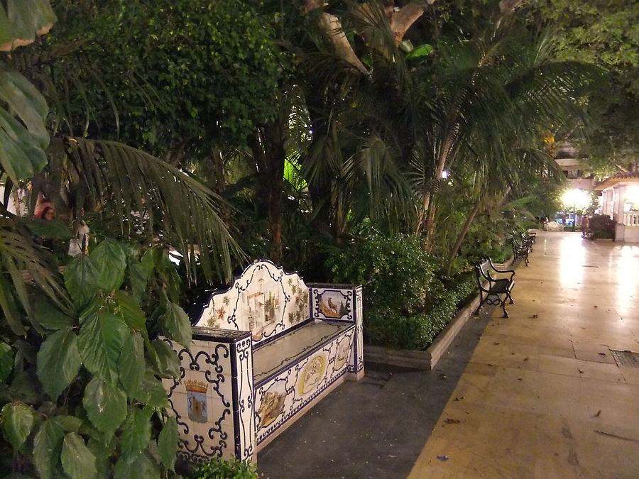 Парк-аллея La Alameda, расположившийся на проспекте Ramón y Cajal — излюбленное место прогулок и отдыха.
Тут неплохая коллекции растительности Средиземноморья, несколько фонтанов и такие, вот, симпатичные лавочки из керамической плитки.