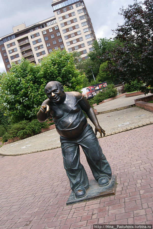 Памятник Е.Леонову на Аллее Славы.