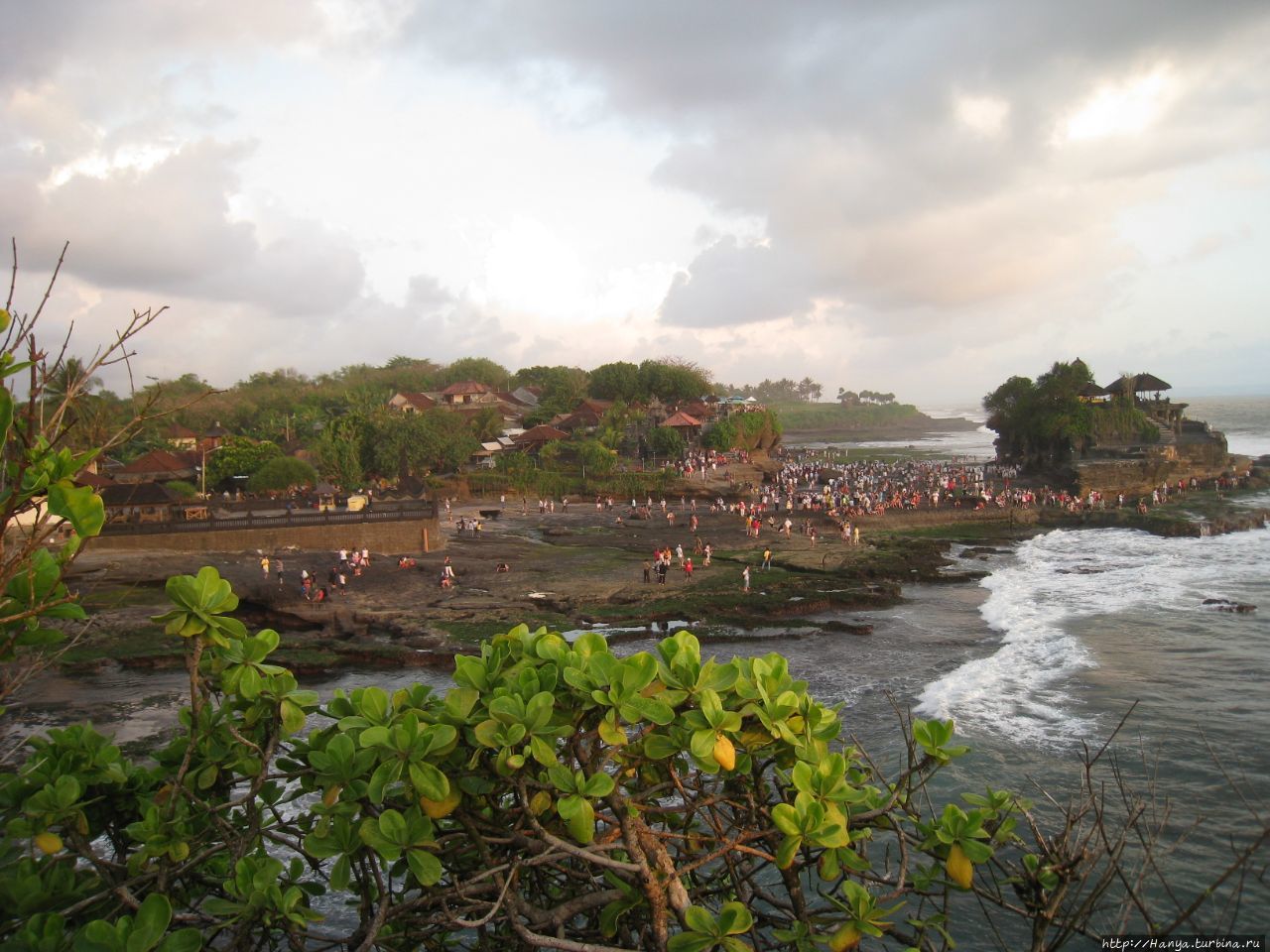 Вид на храм Танах Лот со средней смотровой площадкой между Пура Бату Балонг и Танах Лот