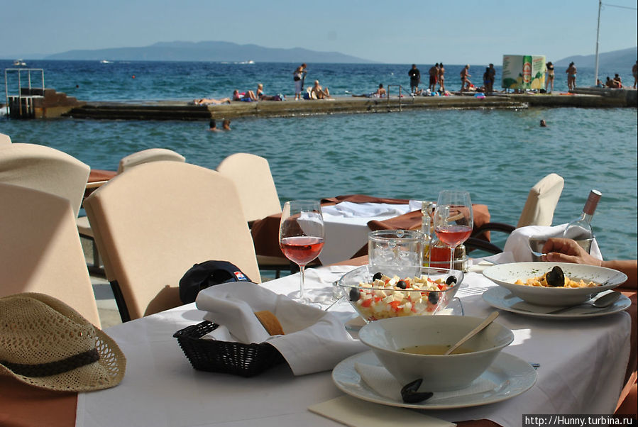Обычный суп с морепродуктами, сносный Греческий салат и вкусная паста. И вид на море, конечно! Опатия, Хорватия
